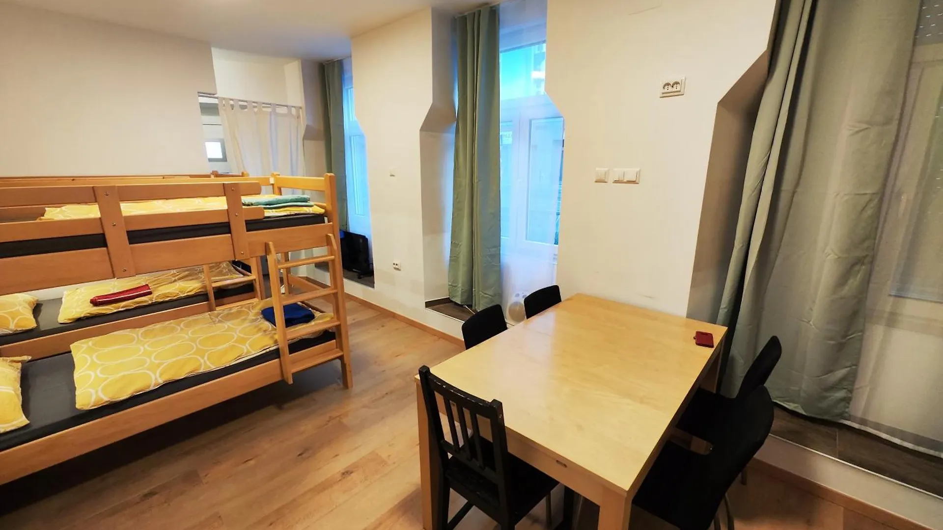 Cosy Family Condo // Double Deck Vienna 0*,  Austria